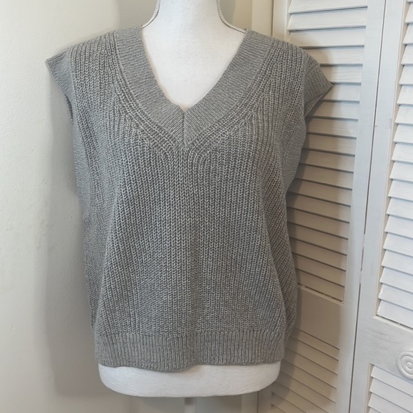Divided Sweaters - H&M Divided Grey Cable Knit V-Neck Sleeveless Sweater.  Size XL